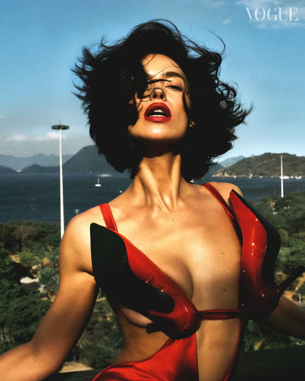 Ирине Шейк предложили использовать туфли в качестве бюстгальтера